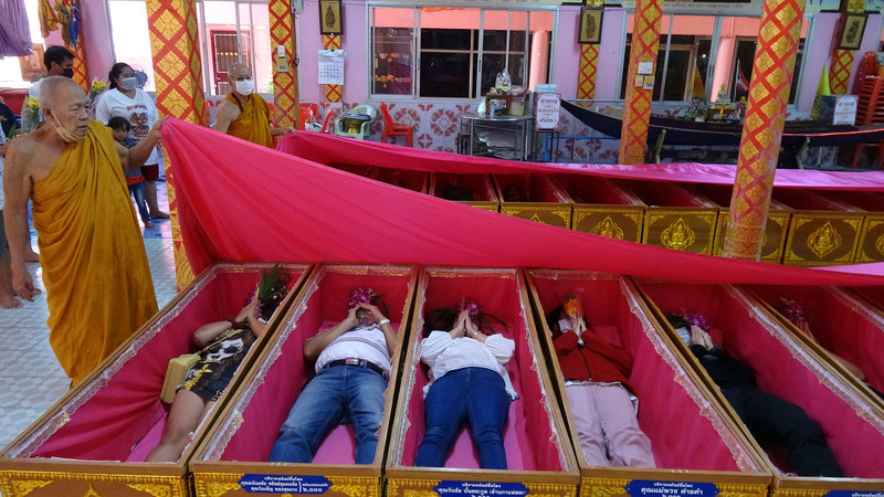 泰國民眾躺棺材轉運 為來年祈求新年新氣象 | 華視新聞