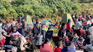 搶排紫南宮錢母 民眾搭帳篷泡茶稻田變露營區