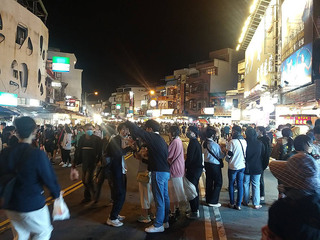 墾丁大街跨年夜湧遊客潮  警方人車分流因應