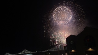烏雲離開陰霾散去  舊金山跨年煙火如期演出