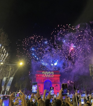 100萬人香榭大道跨年 台遊客：絢爛煙火值得等待