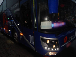 台中行人蹲路旁  遭遊覽車碰撞送醫插管救治