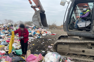 3萬貨款藏舊衣當垃圾丟 清潔隊出動怪手翻1小時找回