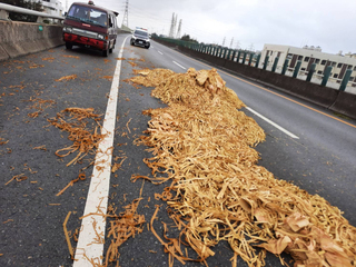 廢棄冥紙邊料掉落西濱快速道路  苗栗警將開罰