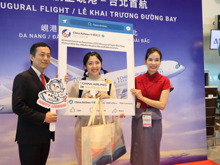 華航峴港首航飛抵  機場灑水歡迎旅客人人有禮