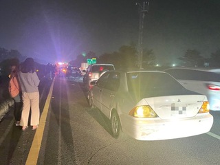 元旦連假最後一天車多 國1高雄楠梓段6車追撞