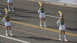 北一女玫瑰花車遊行幕後秘辛 隊長手拿雨傘支架