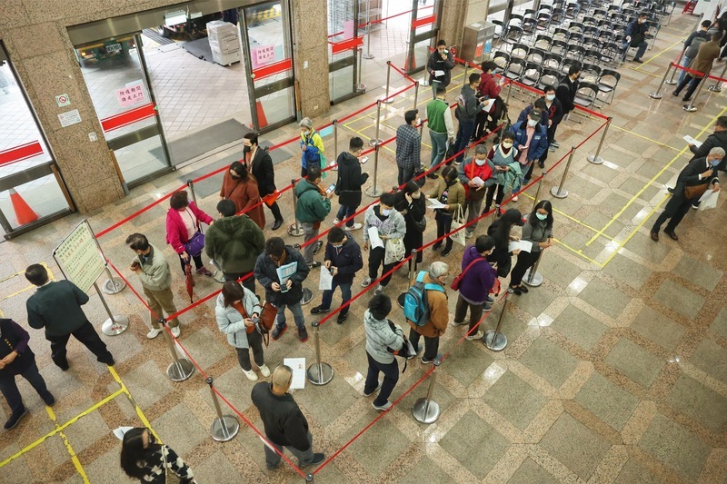 年前護照申辦爆量 領務局增開櫃檯舒緩人潮 | 華視新聞