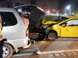 高雄小黃駕駛疑宿疾發作 凌晨自撞路旁3車送醫不治