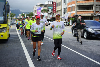 盲人環台路跑為社福募年菜  花蓮家扶順利達標