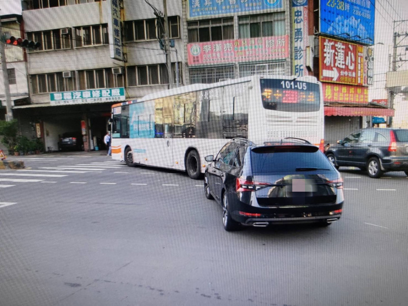 台中公車又撞斑馬線行人  手腳擦傷送醫 | 華視新聞