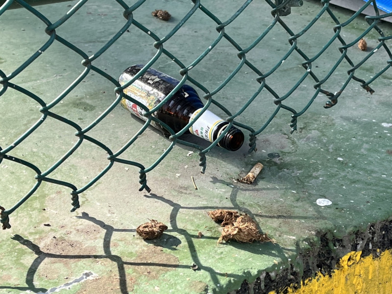 打球還是喝酒？竹山籃球場滿地垃圾公所籲自律 | 華視新聞