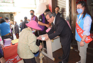 冬夜家戶團聚別忘弱勢 年菜紅包助寒士過好年