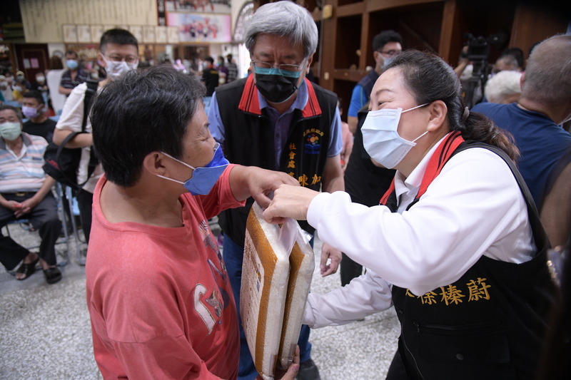 花蓮縣府三節愛心米 改一次性發放生活物資券 | 華視新聞