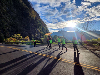 嘉市信眾揹神像至阿里山參香 步行長征160公里