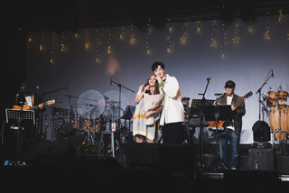 家家舉辦生日音樂會 好友李英宏備粉色花束祝福