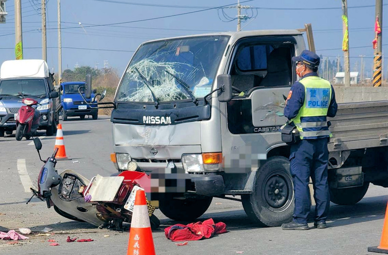 嘉義東石小貨車機車擦撞 2人命危送醫 | 華視新聞