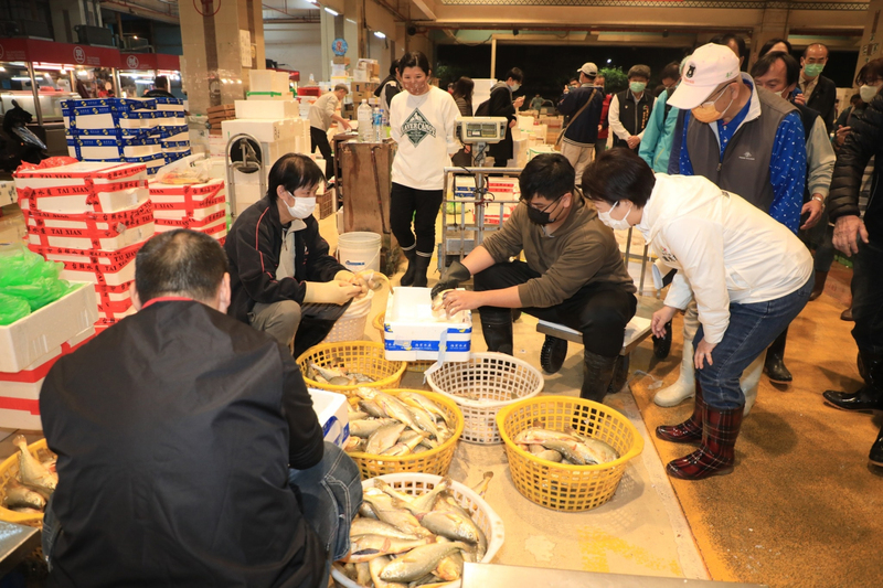 春節將屆 盧秀燕訪農魚產批發市場：持續關注價量質 | 華視新聞