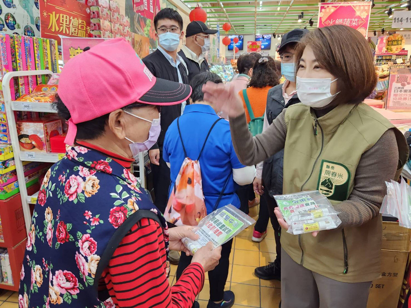 春節年貨採買留意食品安全 周春米送試劑把關 | 華視新聞