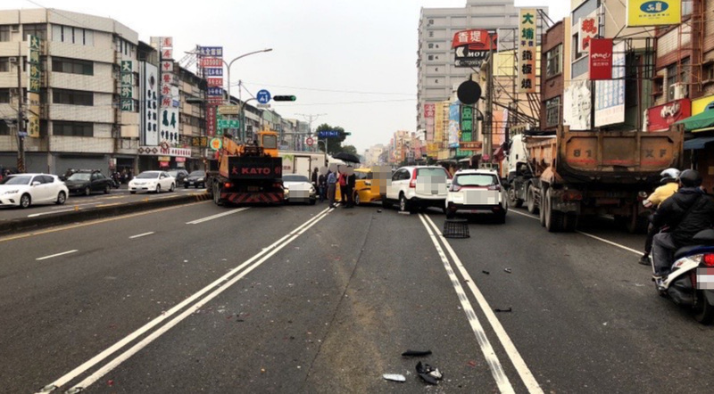 高雄卡車起重機追撞10輛車 2人受傷送醫 | 華視新聞