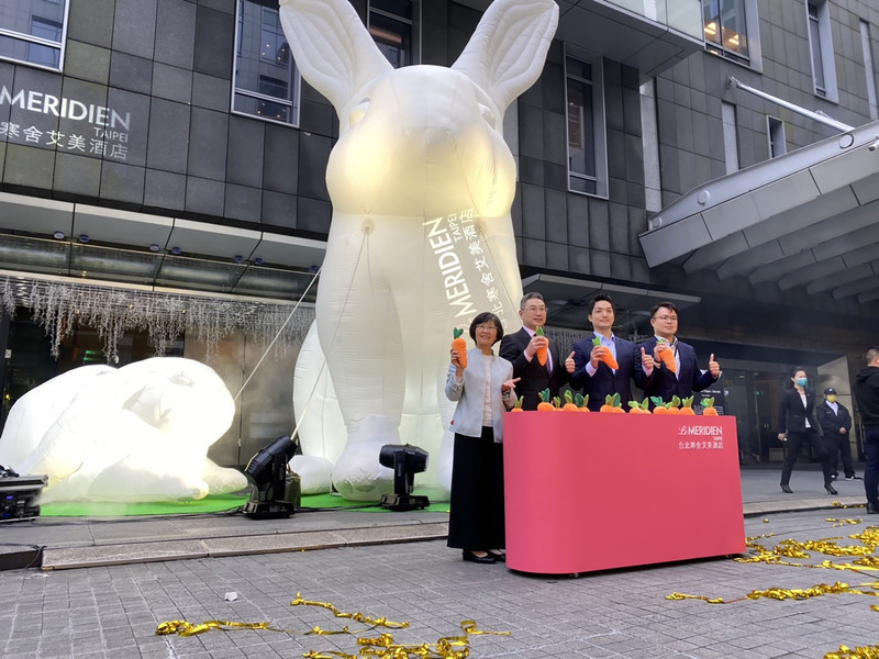 響應台灣燈會 澳洲藝術家白兔燈作品現身台北街頭 | 華視新聞