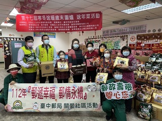 基金會志工長者送年菜給獨老  郵局協助宅配到家