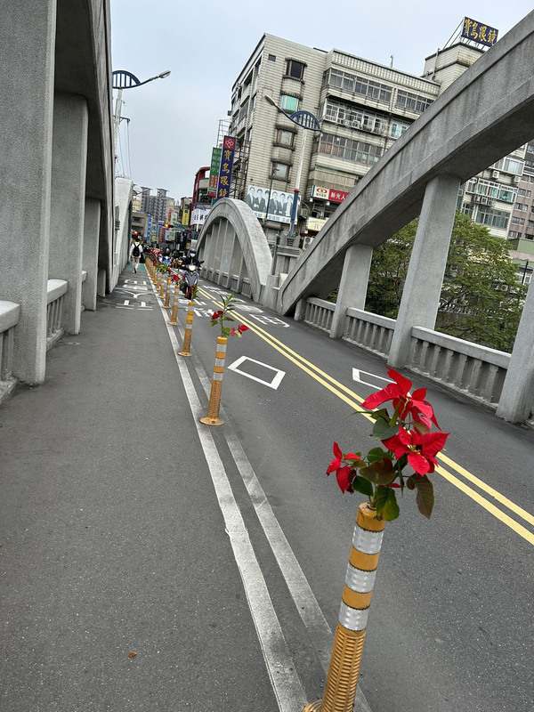 三峽拱橋插滿紅花引熱議 交警：未阻道但不鼓勵 | 華視新聞