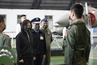 勗勉陸、空軍  總統：要讓民眾看到國軍精實表現