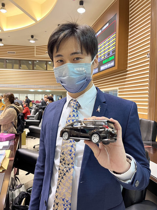 公務座車挨批奢華 鍾東錦：友人捐贈 沒花公帑