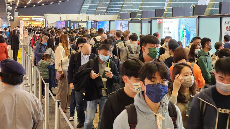 5千多名旅客同時段出境  桃機人潮爆滿 | 華視新聞