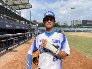 邱郡戴5人制棒球幸運手環 大專棒球聯賽當單場MVP