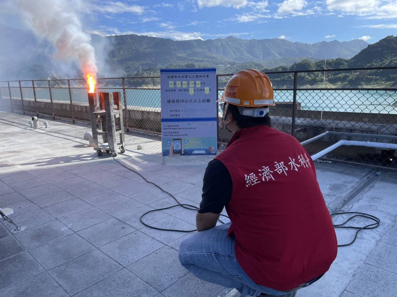 把握鋒面前雲系 曾文水庫、甲仙攔河堰人工增雨 | 華視新聞