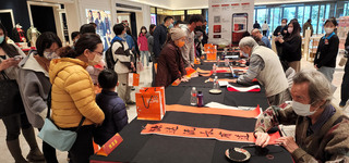 澎坊壓軸客製化揮毫  民眾爭相索取