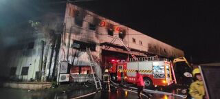 苗栗造橋回收廠暗夜大火 臥床老翁葬身火窟