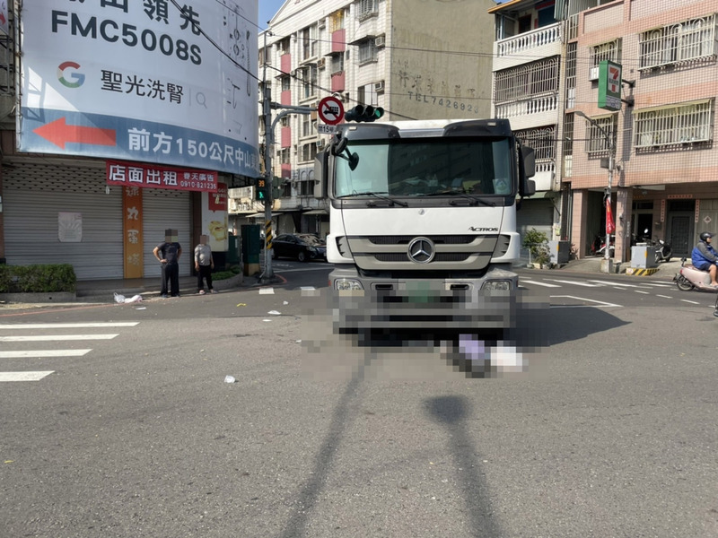 高雄鳳山死亡車禍  自行車騎士遭右轉曳引車輾過 | 華視新聞