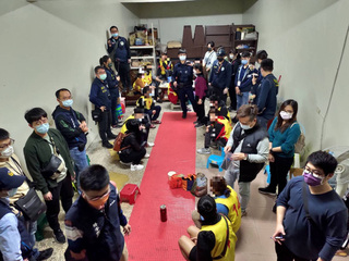 移民署嘉縣查獲越南「色碟」賭場 出入金額上千萬