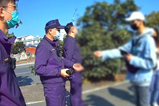 出遊嬉鬧朝車外喊救命 台南動員20警圍捕送辦