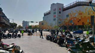 台中LaLaport旁人行道停滿機車 警方加強取締