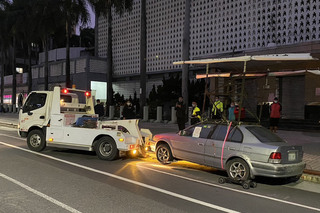 架廣告長期占用車位引爭議 台南府前路6車遭拖吊