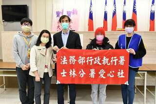 單親媽媽欠費遭移送執行  士林分署送暖給希望