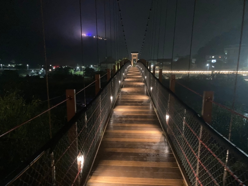 康濟吊橋整修亮化水岸光影 春遊南庄愈夜愈美麗 | 華視新聞