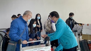 台金春運首日 陳福海赴尚義機場迎返鄉民眾