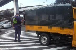 男通緝犯躲貨車帆布棚  遭警逮捕歸案