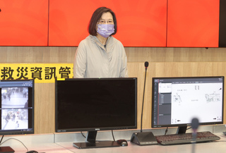 蔡總統視察春節交通疏運  未回應內閣改組議題