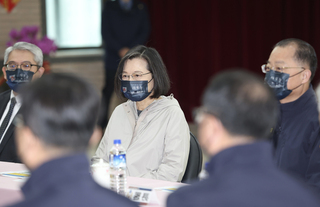 春節慰勉執勤員警 蔡總統：推動警消社宅與裝備提升