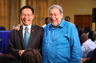 台灣助聖文森青年就業  聖國總理率全體閣員致意