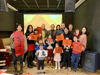 羅馬中文學校師生揮毫慶新年  濃濃台灣味