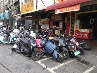 男子開車暈眩先後撞19輛汽機車 1騎士受傷