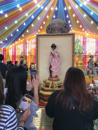 泰國南部寺廟靈驗 民眾還願公雞雕像擺滿道路