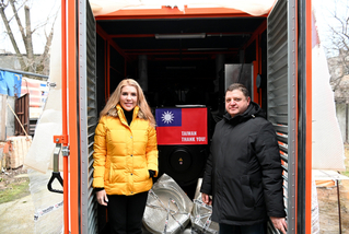 過年送暖不打烊 台灣第二批發電機運抵烏克蘭